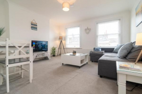 Light and airy 1 bedroom flat 700m from the Beach